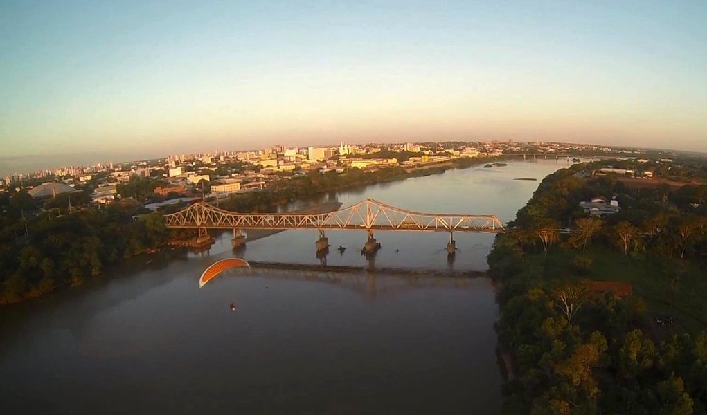 Ministério Público Federal (MPF) em Campos dos Goytacazes, no norte fluminense, entrou com uma ação civil pública para impedir a transposição do Rio Paraíba do Sul, pretendida pelo estado de São Paulo, sem que antes sejam feitos estudos definitivos sobre a questão e consultados todos os órgãos e populações envolvidos; ação foi protocolada pelo procurador da República Eduardo Santos de Oliveira contra a Agência Nacional de Águas. o governador Geraldo Alckmin, a União e o Ibama (Foto: Valter Lima) Ministério Público Federal (MPF) em Campos dos Goytacazes, no norte fluminense, entrou com uma ação civil pública para impedir a transposição do Rio Paraíba do Sul, pretendida pelo estado de São Paulo, sem que antes sejam feitos estudos definitivos sobre a questão e consultados todos os órgãos e populações envolvidos; ação foi protocolada pelo procurador da República Eduardo Santos de Oliveira contra a Agência Nacional de Águas. o governador Geraldo Alckmin, a União e o Ibama