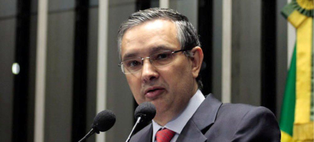 Em discurso no Senado, Eduardo Amorim (PSC) disse que falta de pessoal na segurança pública é uma das causas do aumento da violência em Sergipe; segundo ele, para atender aos 75 municípios do Estado há 520 policiais militares nas ruas, quando seriam necessários 8 mil desses profissionais; além disso, de acordo com o parlamentar, são 142 delegados da polícia civil, número que insuficiente para prestar um serviço de qualidade à população (Foto: Valter Lima) Em discurso no Senado, Eduardo Amorim (PSC) disse que falta de pessoal na segurança pública é uma das causas do aumento da violência em Sergipe; segundo ele, para atender aos 75 municípios do Estado há 520 policiais militares nas ruas, quando seriam necessários 8 mil desses profissionais; além disso, de acordo com o parlamentar, são 142 delegados da polícia civil, número que insuficiente para prestar um serviço de qualidade à população