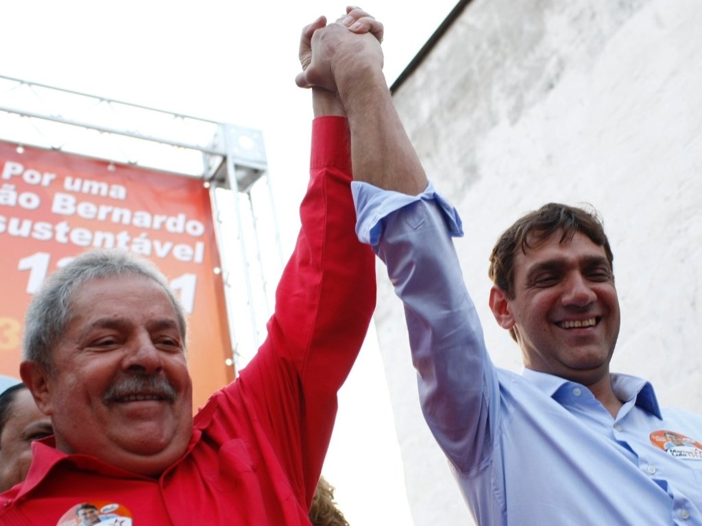 Vereador por São Bernardo, no ABC Paulista, Marcos Lula (PT) diz que família vê como "brincadeira" movimento para que o ex-presidente volte para a política como candidato ao Palácio do Planalto; "Eu conversei com meu pai, em ritmo de brincadeira até. Sabemos que ele não volta, que a candidata dele é a Dilma. Por isso tratamos como brincadeira", disse; "Meu pai sabe que não é o momento de ele voltar", acrescentou o parlamentar, que assume o discurso do pai e diz ter certeza de que Dilma Rousseff "fará um segundo mandato muito melhor"; para ele, 'Volta, Lula' é o "carinho do povo" (Foto: Gisele Federicce) Vereador por São Bernardo, no ABC Paulista, Marcos Lula (PT) diz que família vê como "brincadeira" movimento para que o ex-presidente volte para a política como candidato ao Palácio do Planalto; "Eu conversei com meu pai, em ritmo de brincadeira até. Sabemos que ele não volta, que a candidata dele é a Dilma. Por isso tratamos como brincadeira", disse; "Meu pai sabe que não é o momento de ele voltar", acrescentou o parlamentar, que assume o discurso do pai e diz ter certeza de que Dilma Rousseff "fará um segundo mandato muito melhor"; para ele, 'Volta, Lula' é o "carinho do povo"