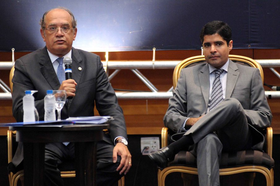 ACM Neto afirmou em palestra ontem que as mudanças no cálculo do IPTU de Salvador fizeram "justiça social e fiscal"; "Estamos conseguindo melhorar a arrecadação sem ter mexido nas alíquotas dos imóveis residenciais, comerciais e terrenos", disse o prefeito; ele teve apoio do ministro Gilmar Mendes, do STF; ele destacou decisões da corte que já "consagraram" entendimento de que, "para impostos reais", a capacidade contributiva é indicada pelo valor do imóvel e não pela renda ou fatores econômicos de cada proprietário (Foto: Romulo Faro) ACM Neto afirmou em palestra ontem que as mudanças no cálculo do IPTU de Salvador fizeram "justiça social e fiscal"; "Estamos conseguindo melhorar a arrecadação sem ter mexido nas alíquotas dos imóveis residenciais, comerciais e terrenos", disse o prefeito; ele teve apoio do ministro Gilmar Mendes, do STF; ele destacou decisões da corte que já "consagraram" entendimento de que, "para impostos reais", a capacidade contributiva é indicada pelo valor do imóvel e não pela renda ou fatores econômicos de cada proprietário