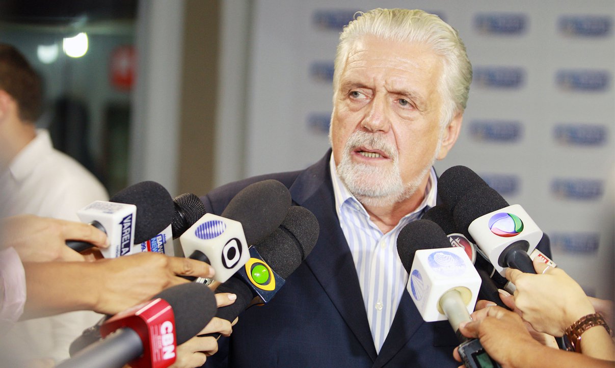 Governador da Bahia ficou "decepcionado" com a atitude das gigantes da construção de não apresentar proposta para construir a Linha 2 do metrô (Salvador-Lauro de Freitas) e operá-la em conjunto com a Linha 1; "Confesso minha profunda decepção com as empresas baianas, que eu acho que foram irresponsáveis com o estado. Vinham estudando essa matéria há quase dois anos, deveriam ter compromisso com a Bahia. Pelo menos vivem dizendo que têm e, na verdade, não demonstraram nenhum compromisso"; sem concorrência, a vencedora da licitação foi a paulista CPC (Companhia de Participações em Concessões) (Foto: Romulo Faro) Governador da Bahia ficou "decepcionado" com a atitude das gigantes da construção de não apresentar proposta para construir a Linha 2 do metrô (Salvador-Lauro de Freitas) e operá-la em conjunto com a Linha 1; "Confesso minha profunda decepção com as empresas baianas, que eu acho que foram irresponsáveis com o estado. Vinham estudando essa matéria há quase dois anos, deveriam ter compromisso com a Bahia. Pelo menos vivem dizendo que têm e, na verdade, não demonstraram nenhum compromisso"; sem concorrência, a vencedora da licitação foi a paulista CPC (Companhia de Participações em Concessões)