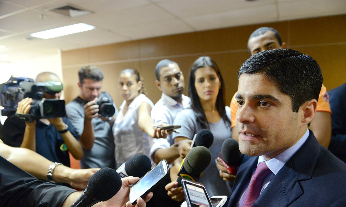 "Tenho muita confiança de que grande maioria do tribunal se pronuncie favorável para dar seguimento ao crescimento da cidade. É bom lembrar que se nós não conseguirmos superar esse impasse, vai haver uma onda no final do ano de desemprego em Salvador. Sinto todo compromisso, preocupação do tribunal com o desenvolvimento da cidade. Vamos buscar um termo que possa solucionar todo o entrave". disse o prefeito após reunião com o presidente do Tribunal de Justiça da Bahia (TJ-BA), Mário Alberto Hirs; julgamento sobre validade das leis deve acontecer em até 50 dias (Foto: Romulo Faro) "Tenho muita confiança de que grande maioria do tribunal se pronuncie favorável para dar seguimento ao crescimento da cidade. É bom lembrar que se nós não conseguirmos superar esse impasse, vai haver uma onda no final do ano de desemprego em Salvador. Sinto todo compromisso, preocupação do tribunal com o desenvolvimento da cidade. Vamos buscar um termo que possa solucionar todo o entrave". disse o prefeito após reunião com o presidente do Tribunal de Justiça da Bahia (TJ-BA), Mário Alberto Hirs; julgamento sobre validade das leis deve acontecer em até 50 dias