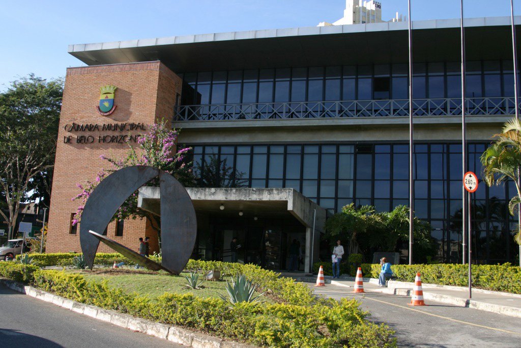Está concluído um projeto que prevê a expansão do prédio da Câmara Municipal de Belo Horizonte (CMBH); orçada em R$ 7 milhões, a obra ainda não tem previsão para ser licitada e alguns parlamentares já contestam o valor do projeto bem como a necessidade de executar o serviço; o projeto, que teve um custo de R$ 131 mil, prevê a construção de um quarto pavimento com 2.202 m² (Foto: Leonardo Lucena) Está concluído um projeto que prevê a expansão do prédio da Câmara Municipal de Belo Horizonte (CMBH); orçada em R$ 7 milhões, a obra ainda não tem previsão para ser licitada e alguns parlamentares já contestam o valor do projeto bem como a necessidade de executar o serviço; o projeto, que teve um custo de R$ 131 mil, prevê a construção de um quarto pavimento com 2.202 m²