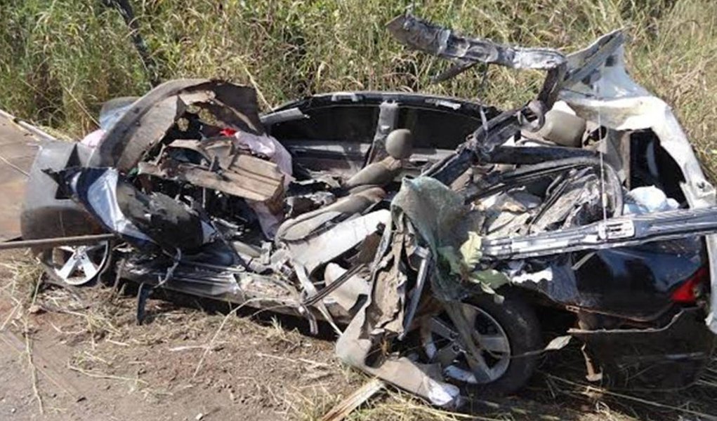 Segundo informações da Polícia Rodoviária Federal, o ônibus trafegava no sentido norte/sul, quando invadiu o acostamento da contramão de direção, batendo de frente com Honda Cívic que trafegava em sentido contrário; o motorista do ônibus alega que havia dois caminhões no acostamento e ao desviar do mesmo perdeu o controle do veículo (Foto: Aquiles Lins) Segundo informações da Polícia Rodoviária Federal, o ônibus trafegava no sentido norte/sul, quando invadiu o acostamento da contramão de direção, batendo de frente com Honda Cívic que trafegava em sentido contrário; o motorista do ônibus alega que havia dois caminhões no acostamento e ao desviar do mesmo perdeu o controle do veículo