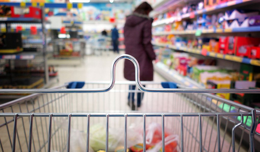 Motivo foi a menor queda dos alimentos e dos transportes, segundo o IBGE; prévia da inflação acumulou alta de 6,15% em 12 meses, depois de chegar a 6,40% até julho (Foto: Gisele Federicce) Motivo foi a menor queda dos alimentos e dos transportes, segundo o IBGE; prévia da inflação acumulou alta de 6,15% em 12 meses, depois de chegar a 6,40% até julho