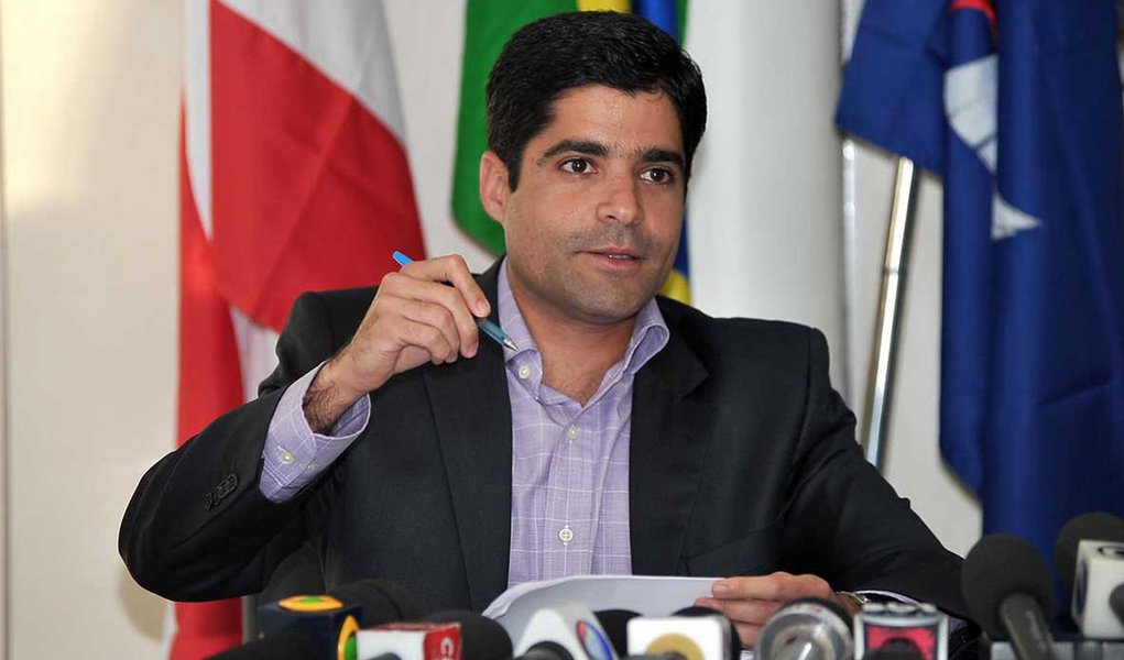 Quem garante é o prefeito ACM Neto (DEM); "Nós conseguimos arrumar a casa esse ano, ajustar as finanças da Prefeitura e poderemos enfrentar de forma mais efetiva os problemas históricos da cidade na área da infraestrutura e prepará-la melhor para períodos como esse", disse o democrata nesta sexta-feira (20), quando mais um temporal provocou dia de caos em Salvador (Foto: Romulo Faro) Quem garante é o prefeito ACM Neto (DEM); "Nós conseguimos arrumar a casa esse ano, ajustar as finanças da Prefeitura e poderemos enfrentar de forma mais efetiva os problemas históricos da cidade na área da infraestrutura e prepará-la melhor para períodos como esse", disse o democrata nesta sexta-feira (20), quando mais um temporal provocou dia de caos em Salvador