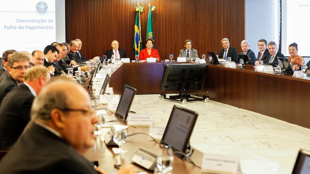 "Enquanto esse problema não passar, fica muito difícil o processo", admitiu a presidente em suas recentes reuniões com empresários; Dilma Rousseff defendeu o governo das críticas de perda de credibilidade entre investidores estrangeiros e pediu a eles que esperem uma mudança de clima "quando novembro chegar", depois das eleições (Foto: Gisele Federicce) "Enquanto esse problema não passar, fica muito difícil o processo", admitiu a presidente em suas recentes reuniões com empresários; Dilma Rousseff defendeu o governo das críticas de perda de credibilidade entre investidores estrangeiros e pediu a eles que esperem uma mudança de clima "quando novembro chegar", depois das eleições