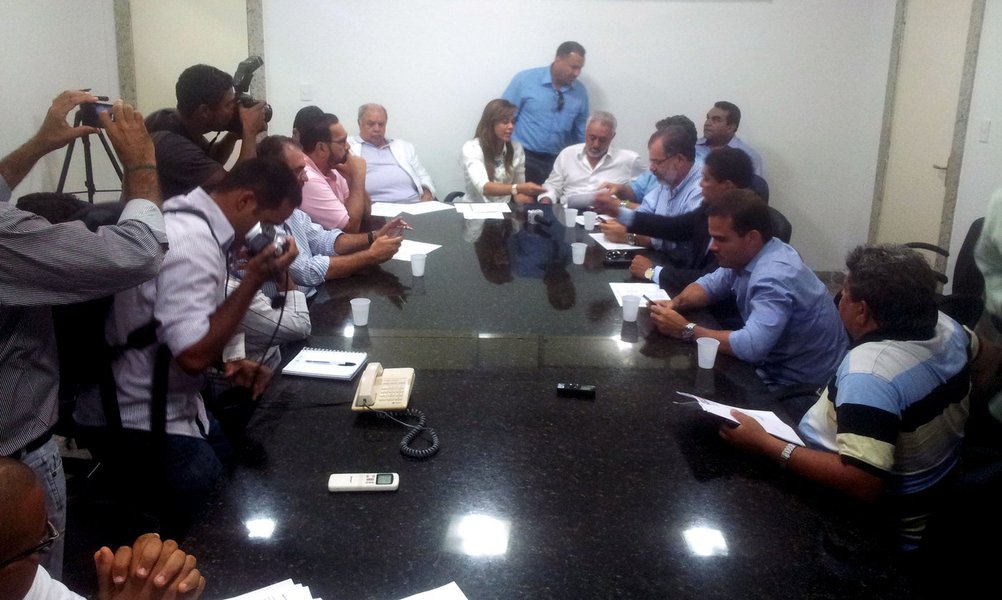 A presidente da União dos Municípios da Bahia (UPB), Maria Quitéria, afirma que o aumento do salário mínimo, que passa de R$ 678 para R$ 724 a partir deste mês, causará demissões de servidores. Segundo ela, o reajuste na folha de pagamento terá impacto de 14% a 15% (Foto: Voney Malta) A presidente da União dos Municípios da Bahia (UPB), Maria Quitéria, afirma que o aumento do salário mínimo, que passa de R$ 678 para R$ 724 a partir deste mês, causará demissões de servidores. Segundo ela, o reajuste na folha de pagamento terá impacto de 14% a 15%