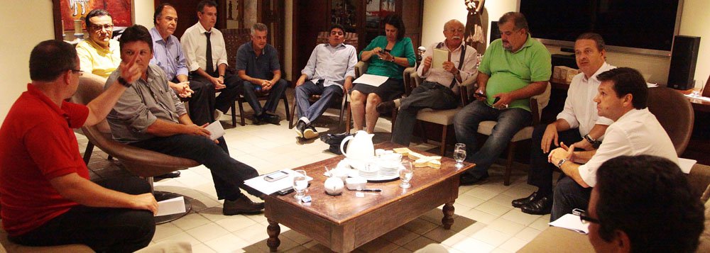 O PSB acertou o passo e traçou as estratégias visando a caminhada do governador de Pernambuco, Eduardo Campos, rumo ao Palácio do Planalto e, também, a formação de alianças visando as eleições estaduais; Após uma reunião que durou cerca de seis horas, realizada no Recife, a cúpula da legenda definiu que as instâncias estaduais serão discutidas a partir do final de março, assegurando mais tempo para que as divergências entre o PSB e a Rede Sustentabilidade sejam sanadas (Foto: Paulo Emílio) www.brasil247.com - O PSB acertou o passo e traçou as estratégias visando a caminhada do governador de Pernambuco, Eduardo Campos, rumo ao Palácio do Planalto e, também, a formação de alianças visando as eleições estaduais; Após uma reunião que durou cerca de seis horas, realizada no Recife, a cúpula da legenda definiu que as instâncias estaduais serão discutidas a partir do final de março, assegurando mais tempo para que as divergências entre o PSB e a Rede Sustentabilidade sejam sanadas
