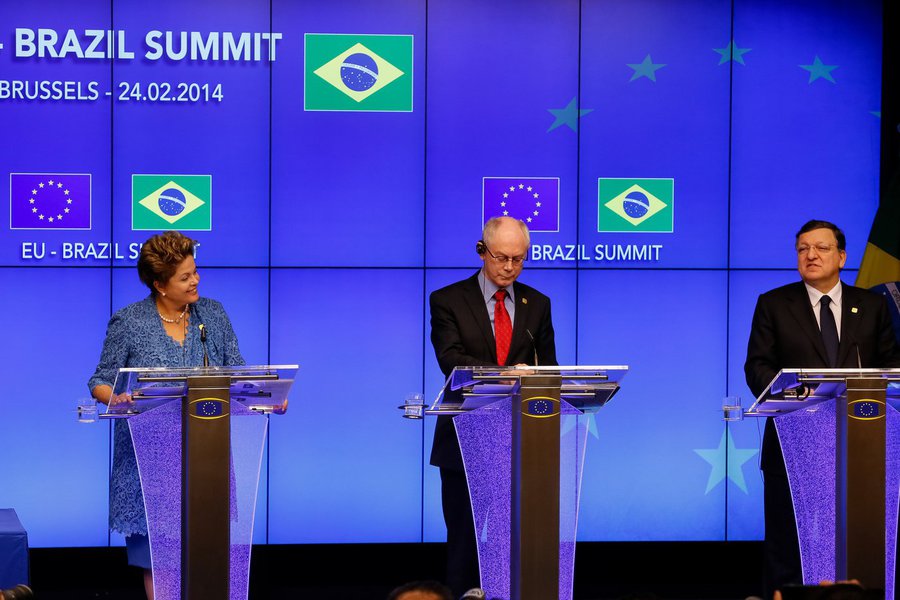 Ao lado dos presidentes do Conselho da União Europeia, Herman Van Rompuy, e da Comissão Europeia, José Manuel Barroso, presidente afirmou, em Bruxelas, que o esforço para concretizar um acordo comercial entre Mercosul e União Europeia é uma "enorme" contribuição no sentido de ajudar à recuperação econômica dos países europeus (Foto: Gisele Federicce) Ao lado dos presidentes do Conselho da União Europeia, Herman Van Rompuy, e da Comissão Europeia, José Manuel Barroso, presidente afirmou, em Bruxelas, que o esforço para concretizar um acordo comercial entre Mercosul e União Europeia é uma "enorme" contribuição no sentido de ajudar à recuperação econômica dos países europeus