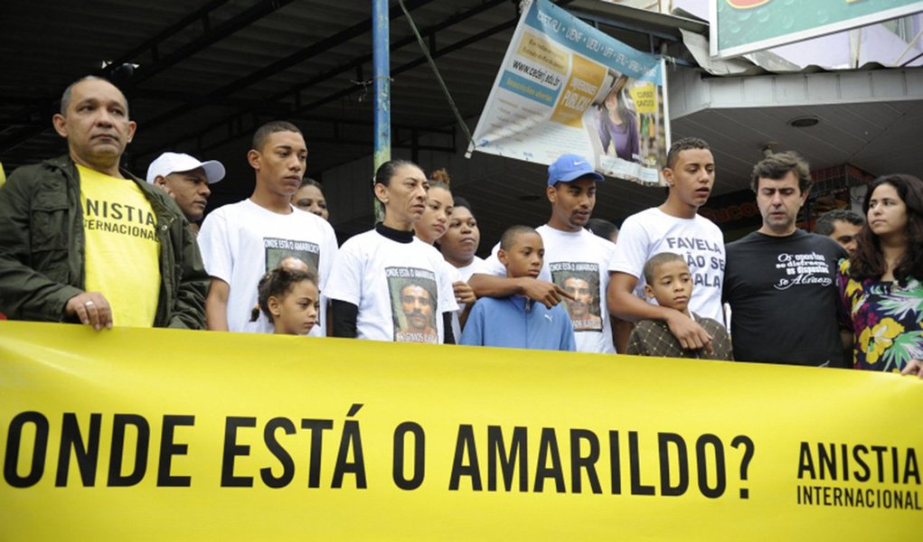 Autores da ação indenizatória são a mulher do pedreiro, Elisabete Gomes da Silva, e mais nove parentes de Amarildo; eles responsabilizam o Estado pelo desaparecimento de Amarildo e pedem à Justiça uma antecipação de tutela pelo fato de o Poder Público não dar segurança ao pedreiro; Divisão de Homicídios da Polícia Civil trabalha com a hipótese de assassinato, cometido por policiais militares da UPP ou por traficantes de drogas da região (Foto: Valter Lima) Autores da ação indenizatória são a mulher do pedreiro, Elisabete Gomes da Silva, e mais nove parentes de Amarildo; eles responsabilizam o Estado pelo desaparecimento de Amarildo e pedem à Justiça uma antecipação de tutela pelo fato de o Poder Público não dar segurança ao pedreiro; Divisão de Homicídios da Polícia Civil trabalha com a hipótese de assassinato, cometido por policiais militares da UPP ou por traficantes de drogas da região