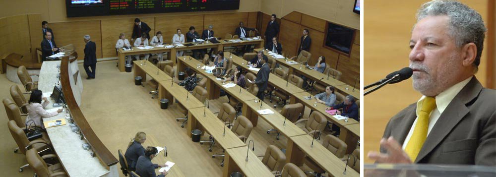 Foi aprovado na sessão desta segunda (14), na Assembleia Legislativa, o requerimento do deputado Francisco Gualberto (PT) pedindo urgência na tramitação do projeto de lei que trata do Pró-Redes; "Isso significa dizer que agora nenhum deputado poderá utilizar a prerrogativa do pedido de vistas nas comissões com a intenção de atrasar o andamento do projeto", afirmou; projeto do Pró-Redes só começou a tramitar na Casa legislativa na semana passada após cumprimento de decisão judicial expedida pelo desembargador Ricardo Múcio. Mesmo assim, até agora foi somente lido no expediente do dia 8 deste mês; expectativa é que projeto tramite nesta terça nas comissões (Foto: Valter Lima) Foi aprovado na sessão desta segunda (14), na Assembleia Legislativa, o requerimento do deputado Francisco Gualberto (PT) pedindo urgência na tramitação do projeto de lei que trata do Pró-Redes; "Isso significa dizer que agora nenhum deputado poderá utilizar a prerrogativa do pedido de vistas nas comissões com a intenção de atrasar o andamento do projeto", afirmou; projeto do Pró-Redes só começou a tramitar na Casa legislativa na semana passada após cumprimento de decisão judicial expedida pelo desembargador Ricardo Múcio. Mesmo assim, até agora foi somente lido no expediente do dia 8 deste mês; expectativa é que projeto tramite nesta terça nas comissões
