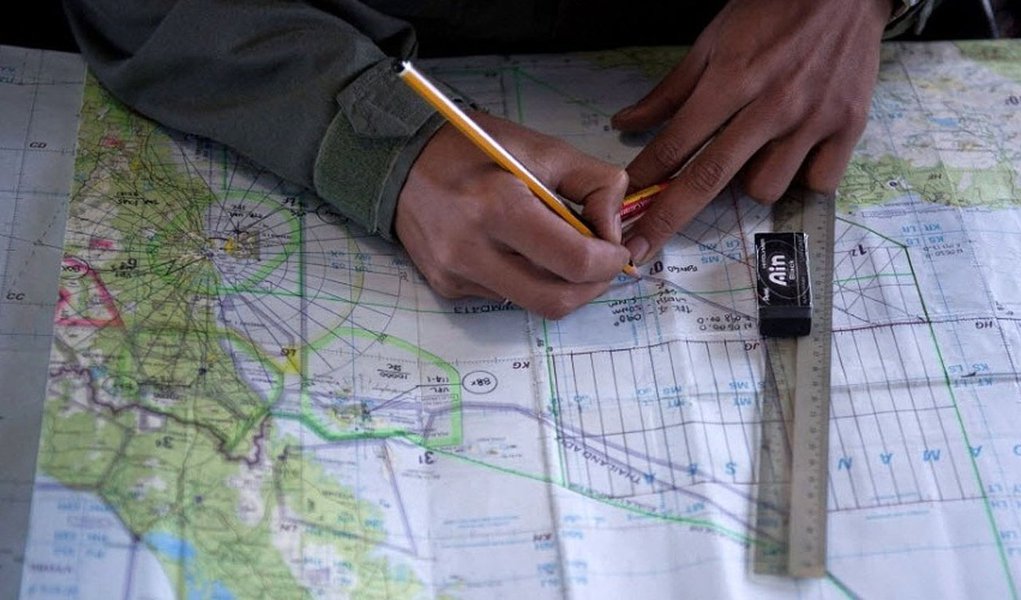 Investigadores do desaparecimento do voo MH370 da Malaysia Airlines suspeitam que o copiloto da aeronave tentou fazer uma ligação com seu celular depois que o avião foi desviado da rota, disse neste sábado o jornal New Straits Times, da Malásia, citando fontes não identificadas (Foto: Leonardo Attuch) Investigadores do desaparecimento do voo MH370 da Malaysia Airlines suspeitam que o copiloto da aeronave tentou fazer uma ligação com seu celular depois que o avião foi desviado da rota, disse neste sábado o jornal New Straits Times, da Malásia, citando fontes não identificadas