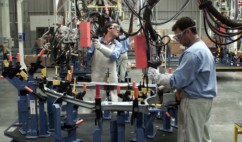 Faturamento real da indústria subiu 2,7% em abril, comparado a março, após registrar queda de 6,4% no resultado anterior; segundo pesquisa divulgada pela Confederação Nacional da Indústria, porém, o faturamento foi o único indicador que teve desempenho positivo na comparação de abril com março, "o que confirma o desaquecimento da atividade industrial" (Foto: Gisele Federicce) Faturamento real da indústria subiu 2,7% em abril, comparado a março, após registrar queda de 6,4% no resultado anterior; segundo pesquisa divulgada pela Confederação Nacional da Indústria, porém, o faturamento foi o único indicador que teve desempenho positivo na comparação de abril com março, "o que confirma o desaquecimento da atividade industrial"