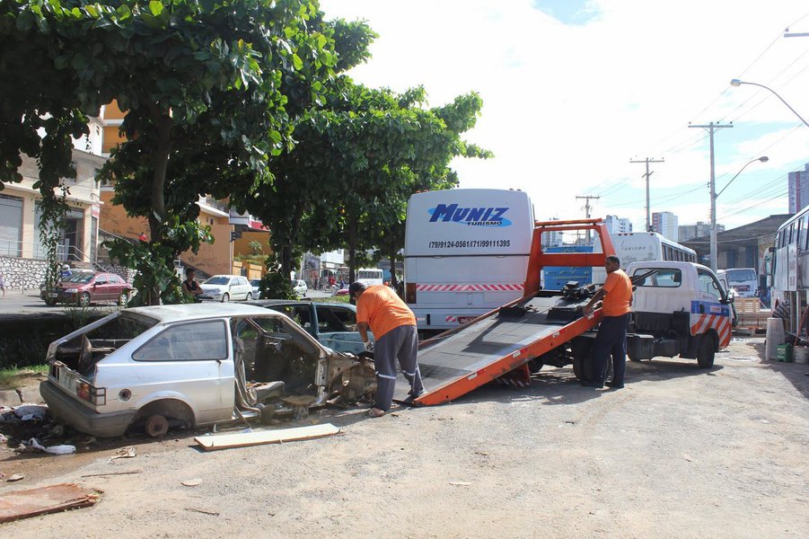 Mais 189 sucatas e carcaças foram retiradas das ruas de Salvador pela Operação Faxinaço, promovida pela Secretaria Municipal de Ordem Pública nos últimos dias 8 a 12; do total, foram 53 apreensões e 136 retiradas pelos proprietários via notificações; na 13ª edição, a operação foi realizada nas avenidas Afrânio Peixoto (Suburbana) e General Graça Lessa (Ogunjá), nas localidades do Horto Florestal (Brotas) e Baixinha de Santo Antônio (São Gonçalo do Retiro) e nos bairros de Periperi e Paripe (Foto: Romulo Faro) Mais 189 sucatas e carcaças foram retiradas das ruas de Salvador pela Operação Faxinaço, promovida pela Secretaria Municipal de Ordem Pública nos últimos dias 8 a 12; do total, foram 53 apreensões e 136 retiradas pelos proprietários via notificações; na 13ª edição, a operação foi realizada nas avenidas Afrânio Peixoto (Suburbana) e General Graça Lessa (Ogunjá), nas localidades do Horto Florestal (Brotas) e Baixinha de Santo Antônio (São Gonçalo do Retiro) e nos bairros de Periperi e Paripe