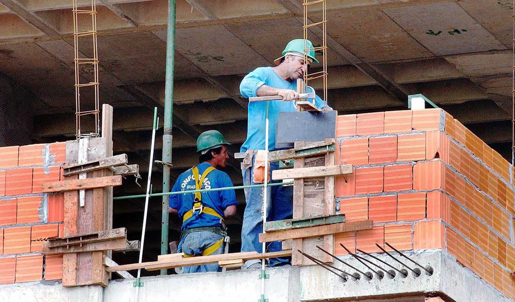Com resultado de novembro, quando foram criados 7.962 empregos, estado acumulou 59.624 postos de trabalho neste ano e segue na liderança entre os estados do Nordeste; em relação ao mesmo período de 2012, acréscimo foi de 3,42%; os setores com maior saldo positivo são o de serviços (+20.601 postos) e da construção civil (+18.488 postos) (Foto: Romulo Faro) Com resultado de novembro, quando foram criados 7.962 empregos, estado acumulou 59.624 postos de trabalho neste ano e segue na liderança entre os estados do Nordeste; em relação ao mesmo período de 2012, acréscimo foi de 3,42%; os setores com maior saldo positivo são o de serviços (+20.601 postos) e da construção civil (+18.488 postos)