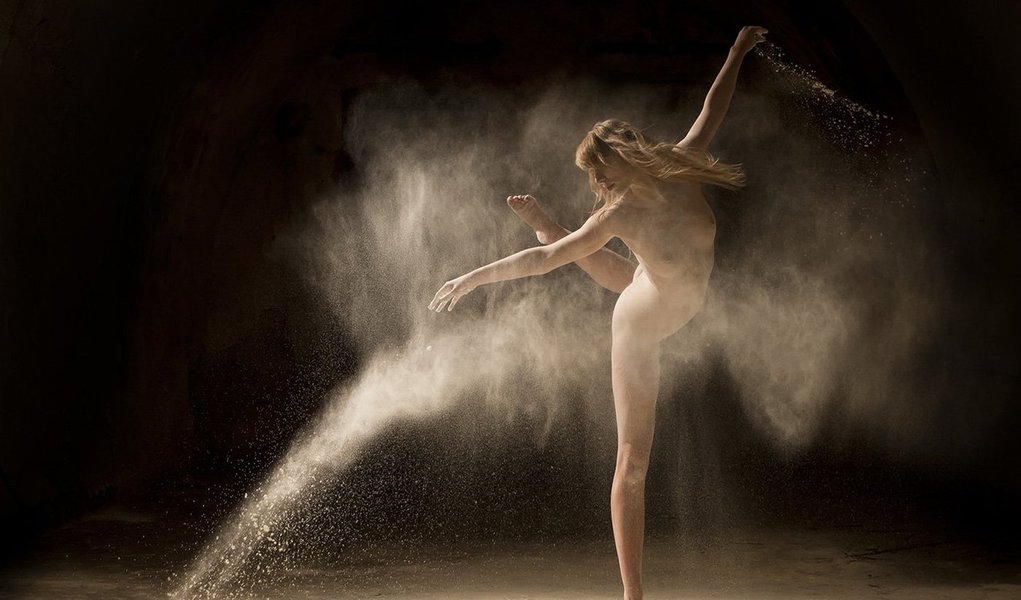 Ludovic Florent, fotógrafo francês, criou belas imagens de bailarinos nus dançando em meio a nuvens de poeira. O efeito é surpreendente (Foto: Gisele Federicce) Ludovic Florent, fotógrafo francês, criou belas imagens de bailarinos nus dançando em meio a nuvens de poeira. O efeito é surpreendente