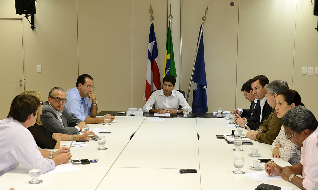 O prefeito ACM Neto fez reunião de emergência por volta das 22h de ontem com seus secretários no Palácio Thomé de Souza para discutir plano para garantir funcionamento dos serviços essenciais à população enquanto durar a greve da Polícia Militar, deflagrada na noite de ontem; "Espero que a greve cause o mínimo de transtornos para a cidade e que seja suspensa no mais breve espaço de tempo possível, a fim de que possamos garantir a normalidade e tranquilidade da população e dia a dia de Salvador", disse o democrata (Foto: Romulo Faro) O prefeito ACM Neto fez reunião de emergência por volta das 22h de ontem com seus secretários no Palácio Thomé de Souza para discutir plano para garantir funcionamento dos serviços essenciais à população enquanto durar a greve da Polícia Militar, deflagrada na noite de ontem; "Espero que a greve cause o mínimo de transtornos para a cidade e que seja suspensa no mais breve espaço de tempo possível, a fim de que possamos garantir a normalidade e tranquilidade da população e dia a dia de Salvador", disse o democrata
