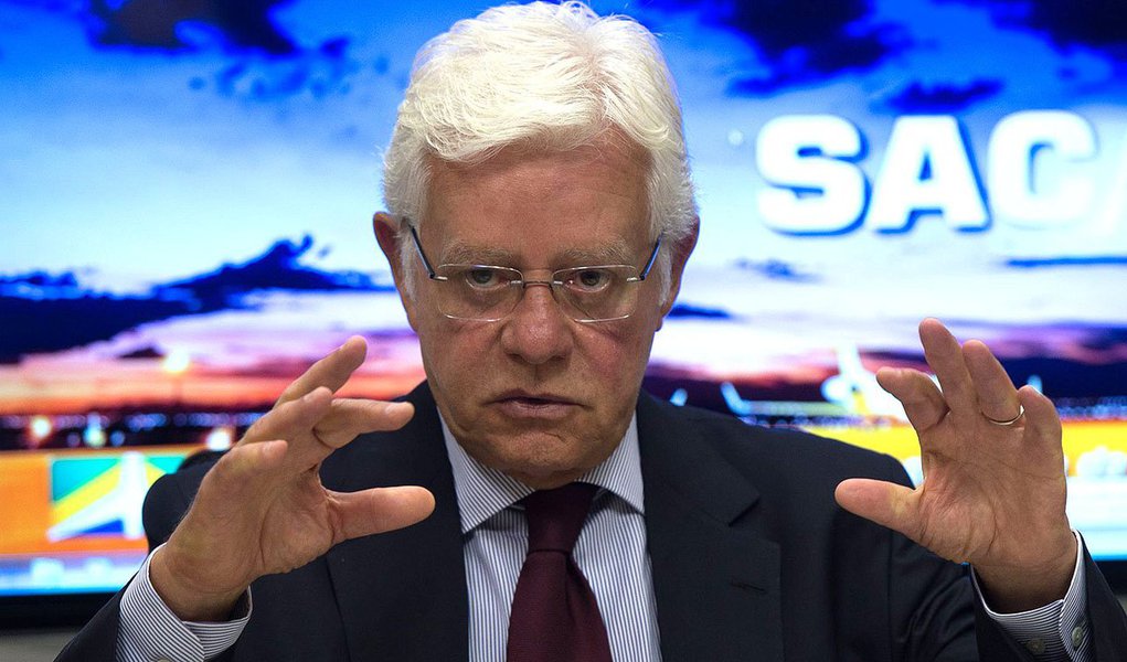 Ministro-chefe da Secretaria de Aviação Civil (SAC), Moreira Franco disse que o aeroporto da capital cearense precisará de um terminal provisório para o Mundial; "O que nos dá tranquilidade é que na Copa vamos estar em condições de atender a demanda que vai vir para o Brasil", disse a jornalistas (Foto: Gisele Federicce) Ministro-chefe da Secretaria de Aviação Civil (SAC), Moreira Franco disse que o aeroporto da capital cearense precisará de um terminal provisório para o Mundial; "O que nos dá tranquilidade é que na Copa vamos estar em condições de atender a demanda que vai vir para o Brasil", disse a jornalistas