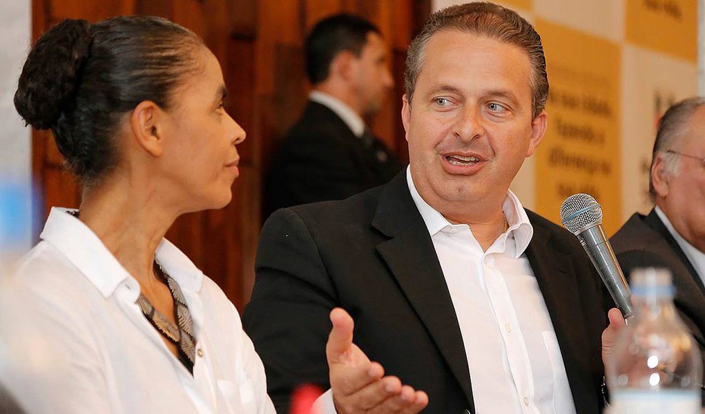 A campanha pelo Governo do Estado de Pernambuco ganhará um reforço considerável nas próximas semanas. A ex-senadora Marina Silva, que deverá ser a vice na chapa do PSB, encabeçada pelo governador Eduardo Campos, irá integrar a sua agenda no Estado à candidatura do secretário da Fazenda, Paulo Câmara; Câmara foi indicado na semana passada por Campos para disputar a sua sucessão; de acordo com o secretário estadual de meio Ambiente, Sérgio Xavier (PV), um dos principais interlocutores de Marina em Pernambuco, a próxima etapa envolve o planejamento da campanha para as eleições de outubro (Foto: Paulo Emílio) A campanha pelo Governo do Estado de Pernambuco ganhará um reforço considerável nas próximas semanas. A ex-senadora Marina Silva, que deverá ser a vice na chapa do PSB, encabeçada pelo governador Eduardo Campos, irá integrar a sua agenda no Estado à candidatura do secretário da Fazenda, Paulo Câmara; Câmara foi indicado na semana passada por Campos para disputar a sua sucessão; de acordo com o secretário estadual de meio Ambiente, Sérgio Xavier (PV), um dos principais interlocutores de Marina em Pernambuco, a próxima etapa envolve o planejamento da campanha para as eleições de outubro