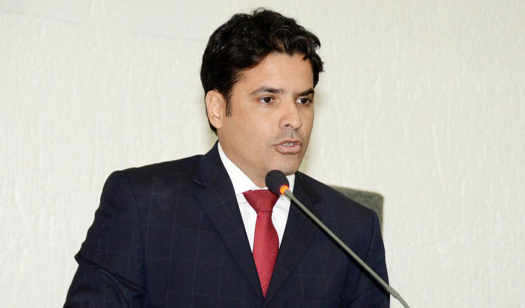 "É comovente ver o relato de um pai, desesperado por ter perdido seu único filho e não poder fazer nada para impedir. Infelizmente essa foi uma tragédia anunciada", afirmou o pré-candidato a governador pelo PV; como o presidente da Comissão de Saúde, Meio Ambiente e Turismo da Assembleia Legislativa, o deputado Marcelo Lelis convocará uma reunião com os parlamentares para que se proponha ações que possam resolver o problema da saúde no Tocantins; ele também organizará uma visita de um grupo de deputados ao Hospital Dona Regina para ver de perto a real situação do serviço de saúde materno-infantil público oferecido pelo Governo do Estado em Palmas (Foto: Aquiles Lins) "É comovente ver o relato de um pai, desesperado por ter perdido seu único filho e não poder fazer nada para impedir. Infelizmente essa foi uma tragédia anunciada", afirmou o pré-candidato a governador pelo PV; como o presidente da Comissão de Saúde, Meio Ambiente e Turismo da Assembleia Legislativa, o deputado Marcelo Lelis convocará uma reunião com os parlamentares para que se proponha ações que possam resolver o problema da saúde no Tocantins; ele também organizará uma visita de um grupo de deputados ao Hospital Dona Regina para ver de perto a real situação do serviço de saúde materno-infantil público oferecido pelo Governo do Estado em Palmas