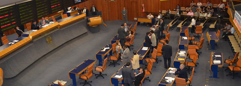 Os “nobres” assinaram requerimento e depois negociaram com a prefeitura a retirada do apoio à proposta de criação da CEI dos Supersalários na Câmara Municipal; cargos saíram da cota do vereador Djalma Araújo (PT), sobre quem a mão do prefeito Paulo Garcia tem pesado violentamente depois das críticas à mudança no Plano Diretor que beneficia a Hypermarcas, generosa doadora de campanha do PT (Foto: Realle Palazzo-Martini) Os “nobres” assinaram requerimento e depois negociaram com a prefeitura a retirada do apoio à proposta de criação da CEI dos Supersalários na Câmara Municipal; cargos saíram da cota do vereador Djalma Araújo (PT), sobre quem a mão do prefeito Paulo Garcia tem pesado violentamente depois das críticas à mudança no Plano Diretor que beneficia a Hypermarcas, generosa doadora de campanha do PT