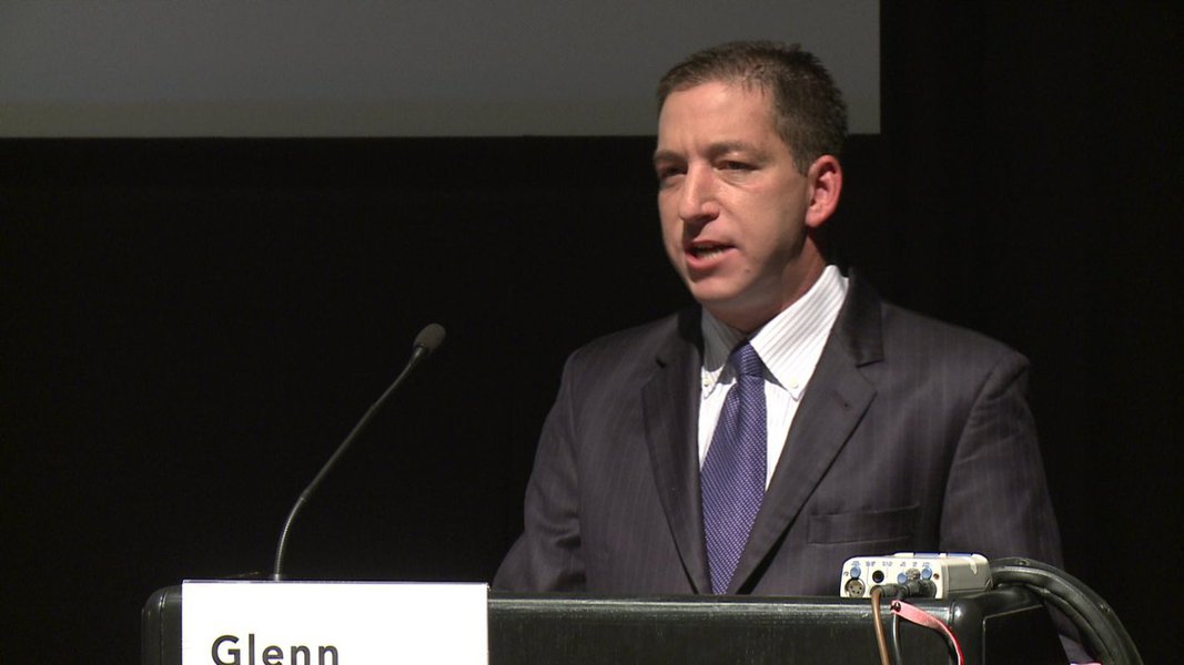 David Miranda é companheiro do jornalista norte-americano Glenn Greenwald, autor das reportagens sobre o programas de ciberespionagem promovidos pela Agência de Segurança Nacional norte-americana (NSA) delatados pelo ex-agente Edward Snowden; o Ministério das Relações Exteriores, Itamaraty, divulgou nota classificando como "medida injustificável" a retenção do brasileiro no Aeroporto de Heathrow, em Londres, por nove horas, período em que ficou incomunicável; governo brasileiro manifesta "grave preocupação" sobre o episódio (Foto: Romulo Faro) David Miranda é companheiro do jornalista norte-americano Glenn Greenwald, autor das reportagens sobre o programas de ciberespionagem promovidos pela Agência de Segurança Nacional norte-americana (NSA) delatados pelo ex-agente Edward Snowden; o Ministério das Relações Exteriores, Itamaraty, divulgou nota classificando como "medida injustificável" a retenção do brasileiro no Aeroporto de Heathrow, em Londres, por nove horas, período em que ficou incomunicável; governo brasileiro manifesta "grave preocupação" sobre o episódio