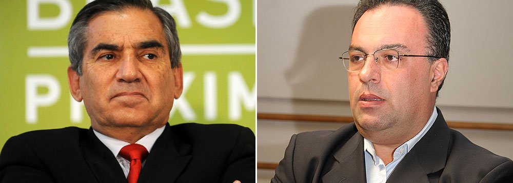 “O PT paga mais o pato, porque somos um partido que faz questão de ter um coletivo, e até de ser solidário com as pessoas. Não com os erros, mas com as pessoas. A gente acaba pagando o preço dessa questão”, disse o ministro-chefe da Secretaria-Geral da Presidência da República, Gilberto Carvalho; segundo ele, o deputado federal André Vargas (PT-PR) se deixou levar pelo sistema político, que na visão do ministro, induz à corrupção (Foto: Roberta Namour) “O PT paga mais o pato, porque somos um partido que faz questão de ter um coletivo, e até de ser solidário com as pessoas. Não com os erros, mas com as pessoas. A gente acaba pagando o preço dessa questão”, disse o ministro-chefe da Secretaria-Geral da Presidência da República, Gilberto Carvalho; segundo ele, o deputado federal André Vargas (PT-PR) se deixou levar pelo sistema político, que na visão do ministro, induz à corrupção
