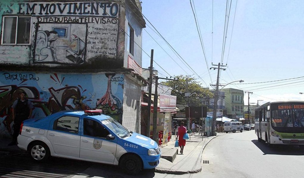 Dois policiais militares (PMs) foram baleados, no conjunto de favelas conhecido como Complexo do Alemão, zona norte do Rio de Janeiro, durante troca de tiros com criminosos no Largo do Bulufa; de acordo com a Coordenadoria de Polícia Pacificadora policiais da UPP do Alemão foram recebidos a tiros por criminosos armados, que se encontravam no Largo do Bulufa; os agentes revidaram e os bandidos fugiram; na ação, dois militares ficaram feridos (Foto: Leonardo Lucena) Dois policiais militares (PMs) foram baleados, no conjunto de favelas conhecido como Complexo do Alemão, zona norte do Rio de Janeiro, durante troca de tiros com criminosos no Largo do Bulufa; de acordo com a Coordenadoria de Polícia Pacificadora policiais da UPP do Alemão foram recebidos a tiros por criminosos armados, que se encontravam no Largo do Bulufa; os agentes revidaram e os bandidos fugiram; na ação, dois militares ficaram feridos