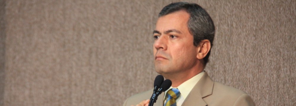 A afirmação é do vereador Iran Barbosa (PT), líder da oposição; ele ressalta que uma reunião foi realizada entre a bancada de situação é o prefeito João Alves Filho (DEM) para inviabilizar a proposta; o petista saiu em defesa do também vereador Emmanuel Nascimento (PT), que mesmo sendo da oposição não assinou o documento e foi acusado de ser o culpado pelo fato da CPI não se concretizar (Foto: Valter Lima) A afirmação é do vereador Iran Barbosa (PT), líder da oposição; ele ressalta que uma reunião foi realizada entre a bancada de situação é o prefeito João Alves Filho (DEM) para inviabilizar a proposta; o petista saiu em defesa do também vereador Emmanuel Nascimento (PT), que mesmo sendo da oposição não assinou o documento e foi acusado de ser o culpado pelo fato da CPI não se concretizar