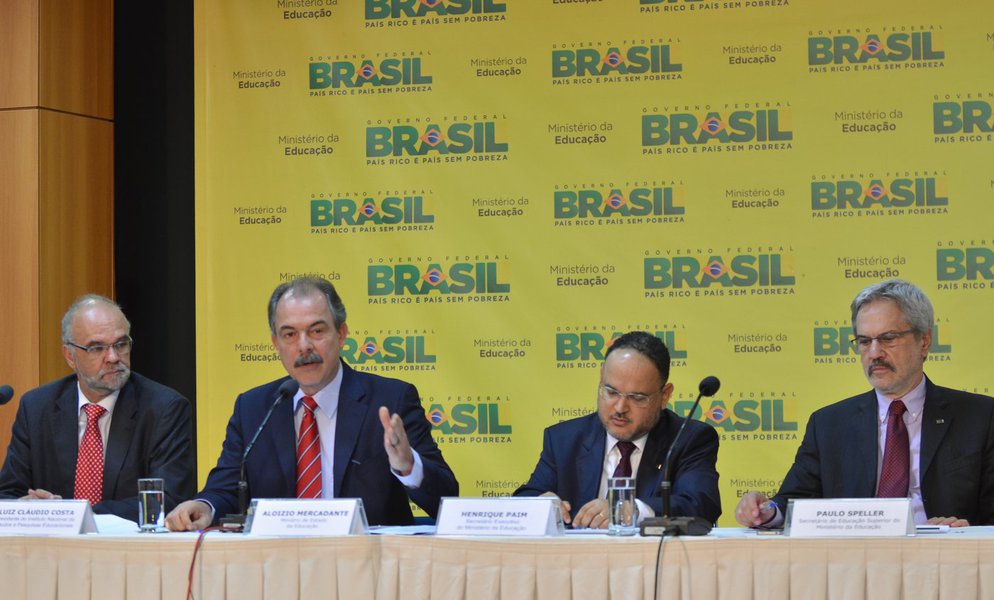 Das 171 mil vagas do programa, 37,4% são destinadas à Lei Federal de Cotas e 6,5% para ações afirmativas próprias das instituições; "As universidades estão se antecipando e chegaremos mais cedo à meta de 50% de todas as vagas em todos os cursos federais serem ofertadas predominantemente aos estudantes da escola pública que são 88% dos estudantes do país", disse o ministro da Educação, Aloizio Mercadante (Foto: Gisele Federicce) Das 171 mil vagas do programa, 37,4% são destinadas à Lei Federal de Cotas e 6,5% para ações afirmativas próprias das instituições; "As universidades estão se antecipando e chegaremos mais cedo à meta de 50% de todas as vagas em todos os cursos federais serem ofertadas predominantemente aos estudantes da escola pública que são 88% dos estudantes do país", disse o ministro da Educação, Aloizio Mercadante