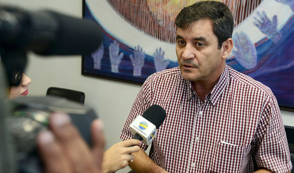 Presidente da Casa afirma em entrevista coletiva que será realizada apenas uma minirreforma nos gabinetes para melhorar estrutura de trabalhos dos vereadores. Clécio Alves também descartou a construção de uma nova sede para a Câmara Municipal e justificou não ter dinheiro para este projeto. Peemedebista, no entanto, manteve a decisão de ar sequência ao projeto de R$ 4 milhões que prevê gastos com publicidade. "Nós temos a intenção de usar a mídia para que nos ajude a divulgar e fazer o trabalho de todos os 35 vereadores", tentou explicar (Foto: Realle Palazzo-Martini) Presidente da Casa afirma em entrevista coletiva que será realizada apenas uma minirreforma nos gabinetes para melhorar estrutura de trabalhos dos vereadores. Clécio Alves também descartou a construção de uma nova sede para a Câmara Municipal e justificou não ter dinheiro para este projeto. Peemedebista, no entanto, manteve a decisão de ar sequência ao projeto de R$ 4 milhões que prevê gastos com publicidade. "Nós temos a intenção de usar a mídia para que nos ajude a divulgar e fazer o trabalho de todos os 35 vereadores", tentou explicar