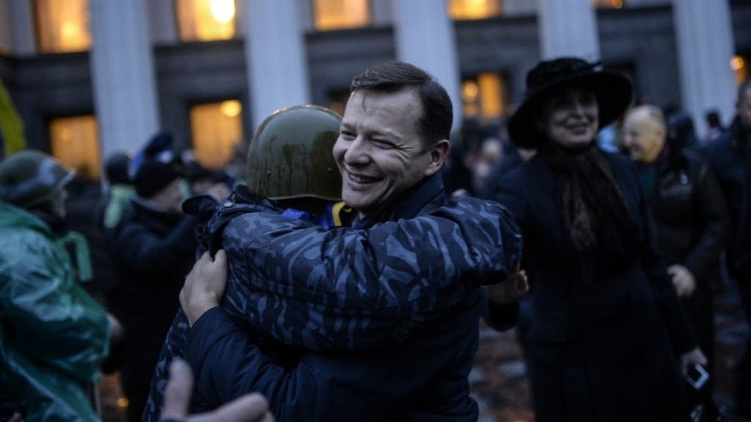 O porta-voz do parlamento ucraniano, o confidente mais próximo da oposicionista liberta Yulia Tymoshenko, foi designado temporariamente como presidente do país neste domingo, seguindo a saída de Viktor Yanukovich; multidão celebra nas ruas (Foto: Leonardo Attuch) O porta-voz do parlamento ucraniano, o confidente mais próximo da oposicionista liberta Yulia Tymoshenko, foi designado temporariamente como presidente do país neste domingo, seguindo a saída de Viktor Yanukovich; multidão celebra nas ruas