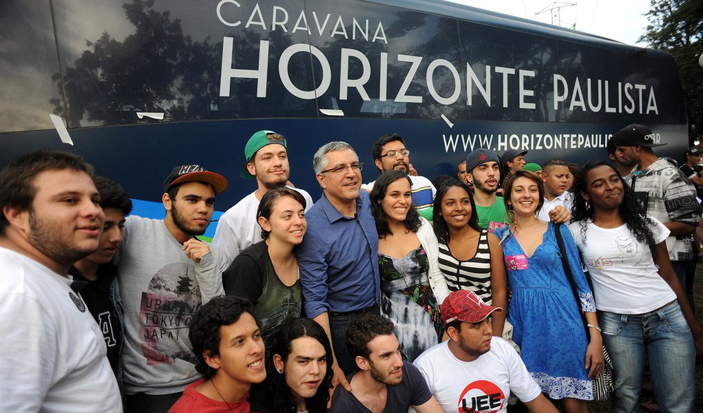 Entendimento da Justiça Eleitoral é de que a caravana "Horizonte Paulista", do pré-candidato do PT ao governo de São Paulo, estaria antecipando a campanha eleitoral; juiz Mathias Coltro, do Tribunal Regional Eleitoral (TRE), acatou representação da Procuradoria Regional Eleitoral protocolada na última quinta-feira 29, acusando o petista de propaganda antecipada; procurador regional eleitoral André de Carvalho Ramos diz que os eventos são de "caráter eminentemente proibido pela norma eleitoral"; na semana passada, o presidente do PT paulista, Emídio de Souza, declarou que as caravanas respeitam a legislação (Foto: Gisele Federicce) Entendimento da Justiça Eleitoral é de que a caravana "Horizonte Paulista", do pré-candidato do PT ao governo de São Paulo, estaria antecipando a campanha eleitoral; juiz Mathias Coltro, do Tribunal Regional Eleitoral (TRE), acatou representação da Procuradoria Regional Eleitoral protocolada na última quinta-feira 29, acusando o petista de propaganda antecipada; procurador regional eleitoral André de Carvalho Ramos diz que os eventos são de "caráter eminentemente proibido pela norma eleitoral"; na semana passada, o presidente do PT paulista, Emídio de Souza, declarou que as caravanas respeitam a legislação