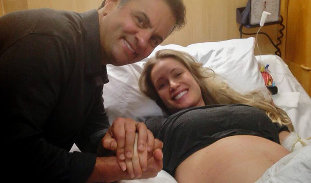 Embora os bebês sejam prematuros, parto ocorreu sem maiores complicações em maternidade do Rio de Janeiro; em post no Facebook, com uma foto ao lado da mulher, Letícia, presidenciável do PSDB diz que Júlia e Bernardo “chegaram antes da hora esperada, antecipando nossa alegria”; tucano agradeceu à equipe médica que acompanhou a esposa e trouxe os bebês ao mundo com segurança; “Temos fé que vão crescer fortes e saudáveis” (Foto: Leonardo Attuch) Embora os bebês sejam prematuros, parto ocorreu sem maiores complicações em maternidade do Rio de Janeiro; em post no Facebook, com uma foto ao lado da mulher, Letícia, presidenciável do PSDB diz que Júlia e Bernardo “chegaram antes da hora esperada, antecipando nossa alegria”; tucano agradeceu à equipe médica que acompanhou a esposa e trouxe os bebês ao mundo com segurança; “Temos fé que vão crescer fortes e saudáveis”