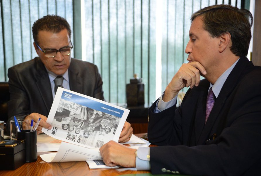 Compromisso ficou acertado depois que o presidente da Casa, Henrique Alves (PMDB-RN), recebeu do coordenador da Comissão Nacional da Verdade, Pedro Dallari, o relatório preliminar sobre o desaparecimento do parlamentar durante a ditadura; intenção foi envolver o Legislativo no caso para tentar ouvir novamente o general José Antônio Nogueira Belham, apontado como um dos autores do crime (Foto: Gisele Federicce) Compromisso ficou acertado depois que o presidente da Casa, Henrique Alves (PMDB-RN), recebeu do coordenador da Comissão Nacional da Verdade, Pedro Dallari, o relatório preliminar sobre o desaparecimento do parlamentar durante a ditadura; intenção foi envolver o Legislativo no caso para tentar ouvir novamente o general José Antônio Nogueira Belham, apontado como um dos autores do crime