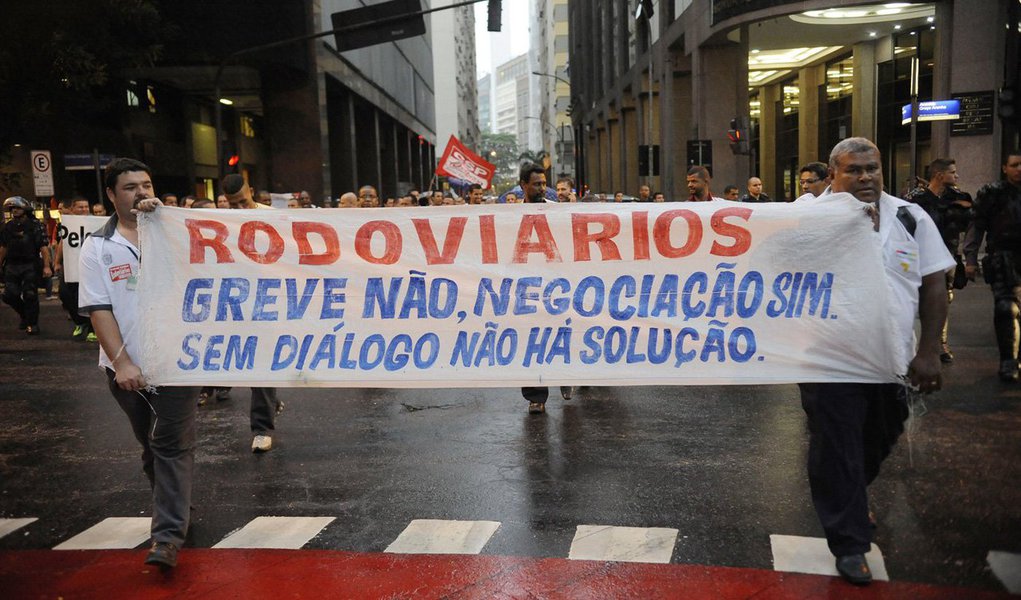Dissidentes do Sindicato dos Motoristas e Cobradores de Ônibus do Rio de Janeiro (Sintraturb) admitiu a possibilidade de paralisação por tempo indeterminado, a partir da próxima segunda-feira (2), se o prefeito Eduardo Paes não abrir um canal de negociação com a categoria; os rodoviários pedem aumento salarial de 40%, cesta básica de R$ 400 e fim da dupla função; o acordo fechado entre o sindicato e a Rio Ônibus concedeu um reajuste de 10% e aumento da cesta básica para R$ 150, com desconto de R$ 10 na folha de pagamento (Foto: Leonardo Lucena) Dissidentes do Sindicato dos Motoristas e Cobradores de Ônibus do Rio de Janeiro (Sintraturb) admitiu a possibilidade de paralisação por tempo indeterminado, a partir da próxima segunda-feira (2), se o prefeito Eduardo Paes não abrir um canal de negociação com a categoria; os rodoviários pedem aumento salarial de 40%, cesta básica de R$ 400 e fim da dupla função; o acordo fechado entre o sindicato e a Rio Ônibus concedeu um reajuste de 10% e aumento da cesta básica para R$ 150, com desconto de R$ 10 na folha de pagamento