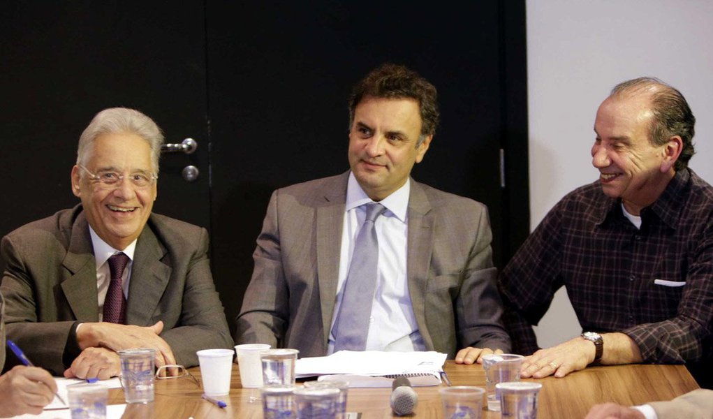 Com o ex-presidente Fernando Henrique Cardoso sentado ao seu lado direito, o candidato Aécio Neves agradeceu com elogios ao apoio recebido; "Ter a companhia, o espírito público de um estadista como o presidente Fernando Henrique, que veio aqui em um gesto muito simbólico, prestar a sua solidariedade, dizer do seu empenho nessa caminhada, é um privilégio que, realmente, só eu que tenho", disse Aécio, mostrando estratégia diferente de outros tucanos que disputaram a Presidência do país e optaram por não ter o ex-presidente ao lado; "Ele vai estar sempre ao meu lado como conselheiro que é, com a experiência de um presidente que, por duas eleições consecutivas derrotou o PT em primeiro turno", ressaltou o candidato em reunião nesta segunda (7), com aliados, em São Paulo (Foto: Ana Pupulin) www.brasil247.com - Com o ex-presidente Fernando Henrique Cardoso sentado ao seu lado direito, o candidato Aécio Neves agradeceu com elogios ao apoio recebido; "Ter a companhia, o espírito público de um estadista como o presidente Fernando Henrique, que veio aqui em um gesto muito simbólico, prestar a sua solidariedade, dizer do seu empenho nessa caminhada, é um privilégio que, realmente, só eu que tenho", disse Aécio, mostrando estratégia diferente de outros tucanos que disputaram a Presidência do país e optaram por não ter o ex-presidente ao lado; "Ele vai estar sempre ao meu lado como conselheiro que é, com a experiência de um presidente que, por duas eleições consecutivas derrotou o PT em primeiro turno", ressaltou o candidato em reunião nesta segunda (7), com aliados, em São Paulo