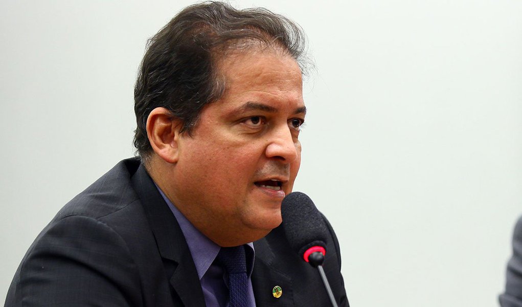 O ministro da Justiça, José Eduardo Cardozo, deve anunciar a inclusão do Tocantins no programa Brasil Mais Seguro, do governo federal, que prevê investimentos em sistema de câmeras de vigilância nas cidades, implantação da Câmara de Monitoramento de Inquéritos e Processos Judiciais, além de orientar os órgãos e instituições do Sistema de Justiça Criminal a estabelecer parâmetros para operacionalizar as ações de proteção social (Foto: Aquiles Lins) O ministro da Justiça, José Eduardo Cardozo, deve anunciar a inclusão do Tocantins no programa Brasil Mais Seguro, do governo federal, que prevê investimentos em sistema de câmeras de vigilância nas cidades, implantação da Câmara de Monitoramento de Inquéritos e Processos Judiciais, além de orientar os órgãos e instituições do Sistema de Justiça Criminal a estabelecer parâmetros para operacionalizar as ações de proteção social
