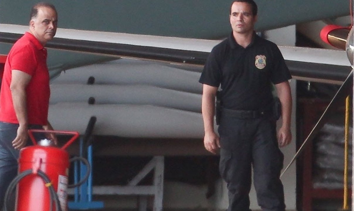 Defesa do operador do 'mensalão' entrou com pedido no Supremo Tribunal Federal (STF) para que ele seja transferido do Complexo Penitenciário da Papuda, em Brasília, para Belo Horizonte; o advogado Marcelo Leonardo pede que seu cliente passe a cumprir a pena no presídio Nelson Hungria, de segurança máxima, na capital mineira; ele alega que a medida atende a um pedido da família de Valério, já que sua mãe é idosa e teria dificuldades de locomoção para visitá-lo, além do alto custo das passagens aéreas para Brasília (Foto: Romulo Faro) Defesa do operador do 'mensalão' entrou com pedido no Supremo Tribunal Federal (STF) para que ele seja transferido do Complexo Penitenciário da Papuda, em Brasília, para Belo Horizonte; o advogado Marcelo Leonardo pede que seu cliente passe a cumprir a pena no presídio Nelson Hungria, de segurança máxima, na capital mineira; ele alega que a medida atende a um pedido da família de Valério, já que sua mãe é idosa e teria dificuldades de locomoção para visitá-lo, além do alto custo das passagens aéreas para Brasília