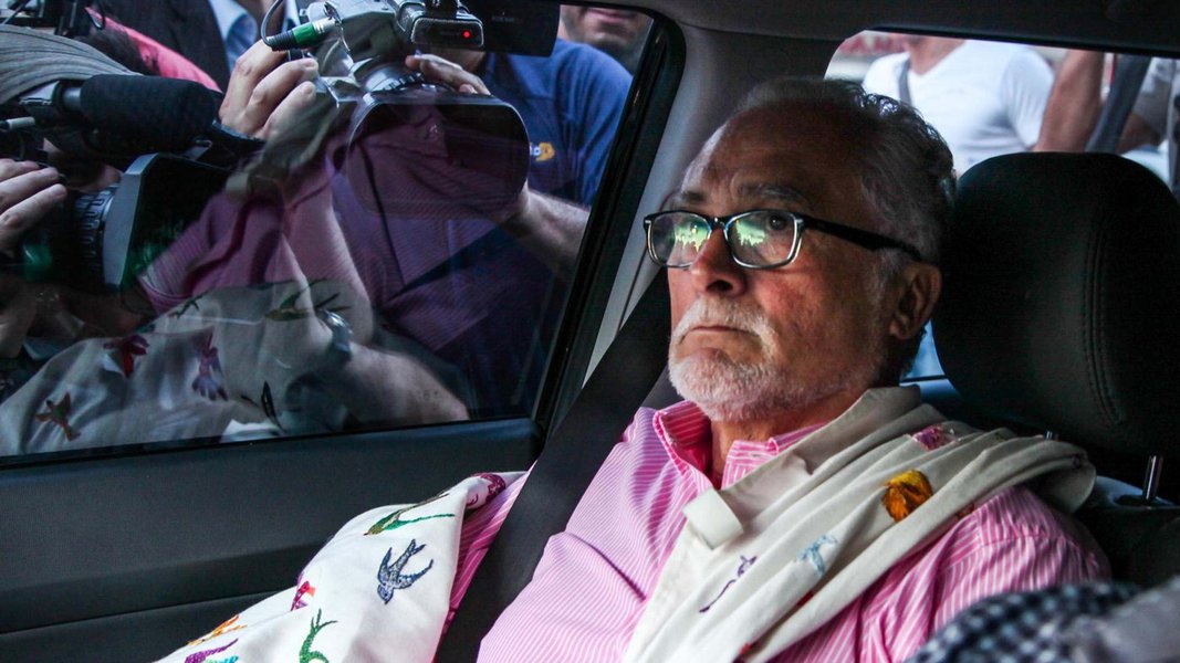 Segundo o advogado Luiz Fernando Pacheco, o ex-presidente do PT deixou a casa do sogro da filha localizada no Lago Sul, em Brasília, diante da negativa do STF de autorizar que cumprisse pena em São Paulo; o novo local não foi divulgado (Foto: Roberta Namour) Segundo o advogado Luiz Fernando Pacheco, o ex-presidente do PT deixou a casa do sogro da filha localizada no Lago Sul, em Brasília, diante da negativa do STF de autorizar que cumprisse pena em São Paulo; o novo local não foi divulgado