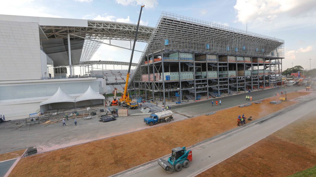 Partida entre Corinthians e Botafogo no estádio de abertura da Copa, neste domingo, pouco terá de "teste" para o Mundial; nem todos os serviços serão oferecidos aos torcedores, assim como alguns setores não serão abertos; gramado também passa por manutenção e arquibancadas provisórias, que comportam 9.800, só estarão abertas para no máximo 5 mil (Foto: Gisele Federicce) Partida entre Corinthians e Botafogo no estádio de abertura da Copa, neste domingo, pouco terá de "teste" para o Mundial; nem todos os serviços serão oferecidos aos torcedores, assim como alguns setores não serão abertos; gramado também passa por manutenção e arquibancadas provisórias, que comportam 9.800, só estarão abertas para no máximo 5 mil