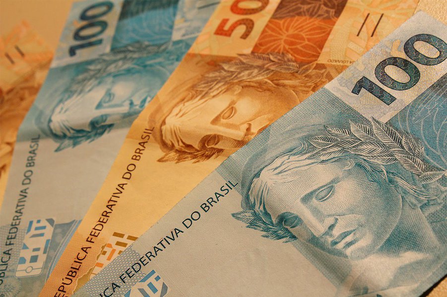 Primeira faixa do salário mínimo do estado passa de R$ 755 a R$ 810; a segunda vai de R$ 765 para R$ 820; novos valores começaram a valer desde o dia 1º deste mês; mínimo paulista é maior do que o nacional, reajustado para R$ 724 (Foto: Gisele Federicce) Primeira faixa do salário mínimo do estado passa de R$ 755 a R$ 810; a segunda vai de R$ 765 para R$ 820; novos valores começaram a valer desde o dia 1º deste mês; mínimo paulista é maior do que o nacional, reajustado para R$ 724