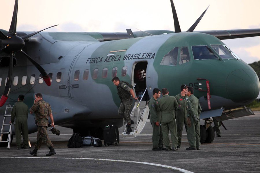 Os primeiros homens integrantes da Força Nacional desembarcaram no aeroporto de Salvador no final da tarde desta quarta-feira (16) para reforçar a segurança na capital e em algumas cidades do interior da Bahia durante o período de greve da Polícia Militar; cerca de seis mil homens das Forças Armadas já estão na Bahia, segundo o comandante da 6ª Região Militar, general Racine Bezerra Lima; outros 2.500 vão chegar ao estado nos próximos dias (Foto: Romulo Faro) Os primeiros homens integrantes da Força Nacional desembarcaram no aeroporto de Salvador no final da tarde desta quarta-feira (16) para reforçar a segurança na capital e em algumas cidades do interior da Bahia durante o período de greve da Polícia Militar; cerca de seis mil homens das Forças Armadas já estão na Bahia, segundo o comandante da 6ª Região Militar, general Racine Bezerra Lima; outros 2.500 vão chegar ao estado nos próximos dias