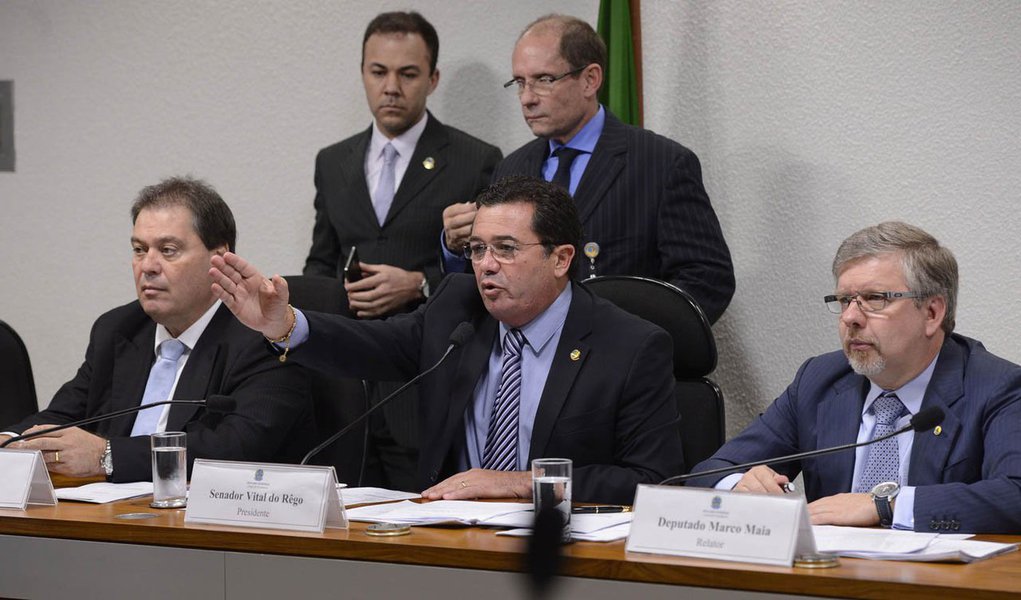 Parlamentares aprovaram nesta terça-feira plano de trabalho do relator, deputado Marco Maia (PT-RS), pedidos de acesso a documentos e informações ao Ministério Público, ao STF, à Polícia Federal e à Justiça Federal, entre outras instituições, além de pedido de acesso a todos os contratos da Petrobras com empresas que estejam relacionadas a algum dos quatro eixos de investigação da CPMI (Foto: Gisele Federicce) Parlamentares aprovaram nesta terça-feira plano de trabalho do relator, deputado Marco Maia (PT-RS), pedidos de acesso a documentos e informações ao Ministério Público, ao STF, à Polícia Federal e à Justiça Federal, entre outras instituições, além de pedido de acesso a todos os contratos da Petrobras com empresas que estejam relacionadas a algum dos quatro eixos de investigação da CPMI
