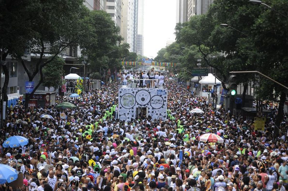 Um dos blocos mais antigos do Rio começou o desfile às 10h30 e arrastou cerca de 1 milhão de pessoas pelas ruas da capital; Bola Preta homenageou os 449 anos da cidade do Rio de Janeiro e contou com três trios elétricos para animar a multidão de foliões (Foto: José Barbacena) Um dos blocos mais antigos do Rio começou o desfile às 10h30 e arrastou cerca de 1 milhão de pessoas pelas ruas da capital; Bola Preta homenageou os 449 anos da cidade do Rio de Janeiro e contou com três trios elétricos para animar a multidão de foliões