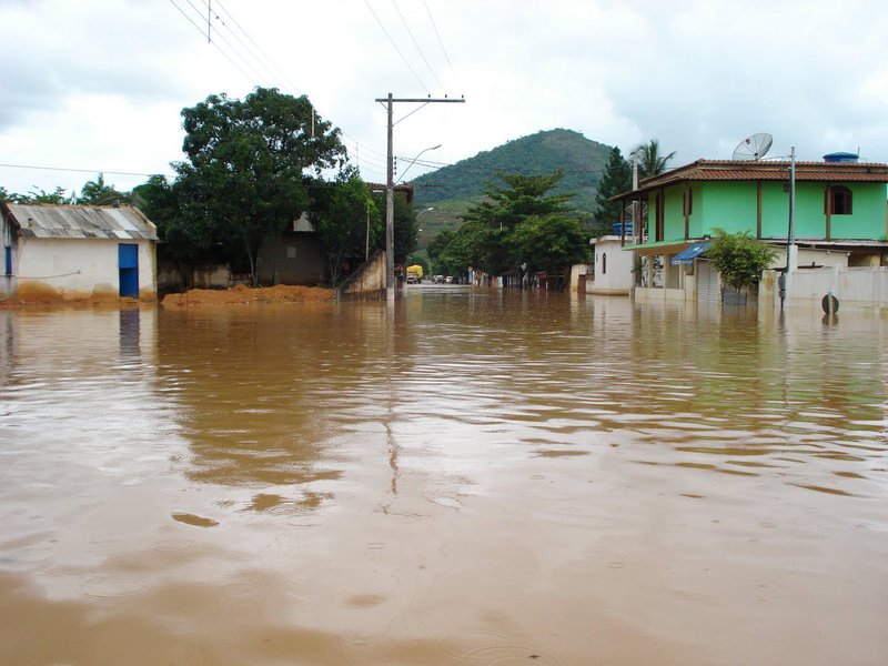 Com estado de emergência decretado em 45 de seus 78 municípios, desde o último sábado, o Espírito Santo vem sendo fortemente castigado pelas fortes chuvas que atingem a região há sete dias e já causaram seis mortes, deixaram 45 feridos e mais de 40 mil desabrigados ou desalojados (Foto: Leonardo Attuch) Com estado de emergência decretado em 45 de seus 78 municípios, desde o último sábado, o Espírito Santo vem sendo fortemente castigado pelas fortes chuvas que atingem a região há sete dias e já causaram seis mortes, deixaram 45 feridos e mais de 40 mil desabrigados ou desalojados