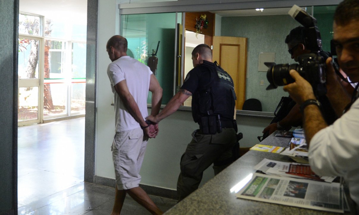 A Polícia Civil do Distrito Federal (DF) prendeu hoje (26) sete pessoas e apreendeu mais de R$ 2 milhões em espécie, além de joias e veículos durante a Operação Armadilha, desencadeada para desarticular um esquema de exploração do jogo do bicho na capital. Montante é o maior já apreendido no DF; "Exterminamos o jogo do bicho na data de hoje. Estaremos atentos para qualquer tentativa de ressurgimento do jogo", disse o delegado-chefe adjunto da Delegacia de Repressão ao Crime Organizado, Fernando Cocito (Foto: Romulo Faro) A Polícia Civil do Distrito Federal (DF) prendeu hoje (26) sete pessoas e apreendeu mais de R$ 2 milhões em espécie, além de joias e veículos durante a Operação Armadilha, desencadeada para desarticular um esquema de exploração do jogo do bicho na capital. Montante é o maior já apreendido no DF; "Exterminamos o jogo do bicho na data de hoje. Estaremos atentos para qualquer tentativa de ressurgimento do jogo", disse o delegado-chefe adjunto da Delegacia de Repressão ao Crime Organizado, Fernando Cocito
