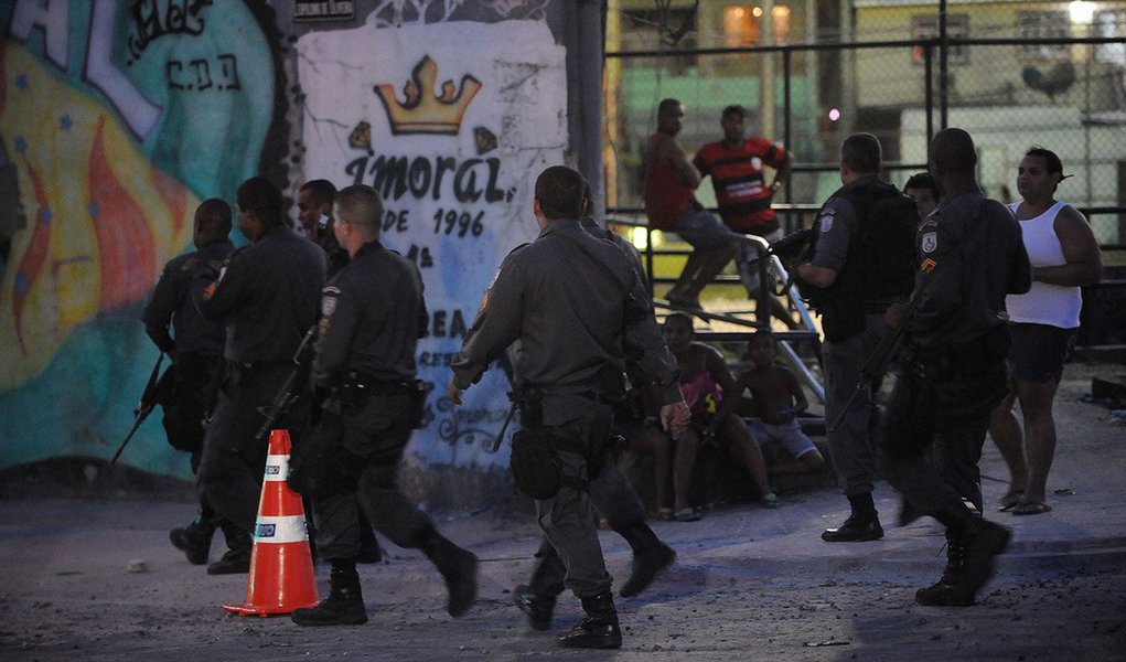 A Polícia Civil quer colher mais depoimentos dos três policiais militares presos por transportar uma mulher baleada no porta-malas do carro; a Delegacia de Madureira (29ª DP), na zona norte da cidade do Rio, enviou ofício à PM informando a necessidade da nova oitiva; o documento foi encaminhado ao Batalhão de Rocha Miranda (9º BPM), responsável pelo bairro de Madureira e onde os três policiais são lotados (Foto: Leonardo Lucena) A Polícia Civil quer colher mais depoimentos dos três policiais militares presos por transportar uma mulher baleada no porta-malas do carro; a Delegacia de Madureira (29ª DP), na zona norte da cidade do Rio, enviou ofício à PM informando a necessidade da nova oitiva; o documento foi encaminhado ao Batalhão de Rocha Miranda (9º BPM), responsável pelo bairro de Madureira e onde os três policiais são lotados