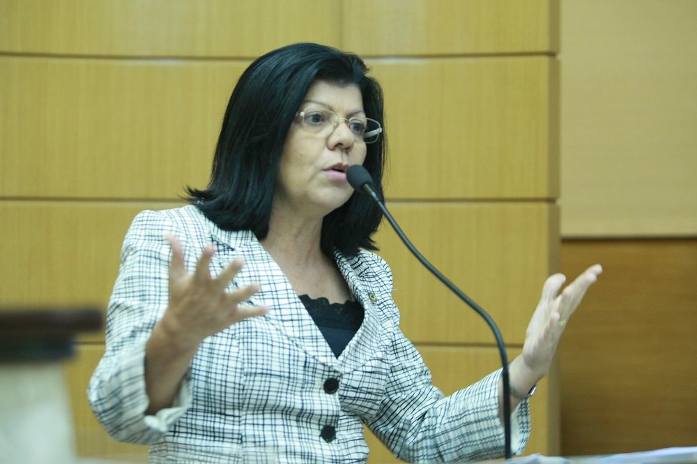 Notícias do fim de semana não foram nada boas para a presidente da Assembleia Legislativa, Angélica Guimarães (PSC); no sábado (7), o PC do B divulgou nota informando que acionou a Justiça contra a permanência da parlamentar no Poder Legislativo; já no domingo (8), o Jornal do Dia publicou ampla reportagem sobre contratos firmados por Angélica, na Assembleia, que ultrapassam a cifra dos R$ 7,8 milhões - todos sem licitação; caso será levado ao MPE e à OAB (Foto: Valter Lima) Notícias do fim de semana não foram nada boas para a presidente da Assembleia Legislativa, Angélica Guimarães (PSC); no sábado (7), o PC do B divulgou nota informando que acionou a Justiça contra a permanência da parlamentar no Poder Legislativo; já no domingo (8), o Jornal do Dia publicou ampla reportagem sobre contratos firmados por Angélica, na Assembleia, que ultrapassam a cifra dos R$ 7,8 milhões - todos sem licitação; caso será levado ao MPE e à OAB
